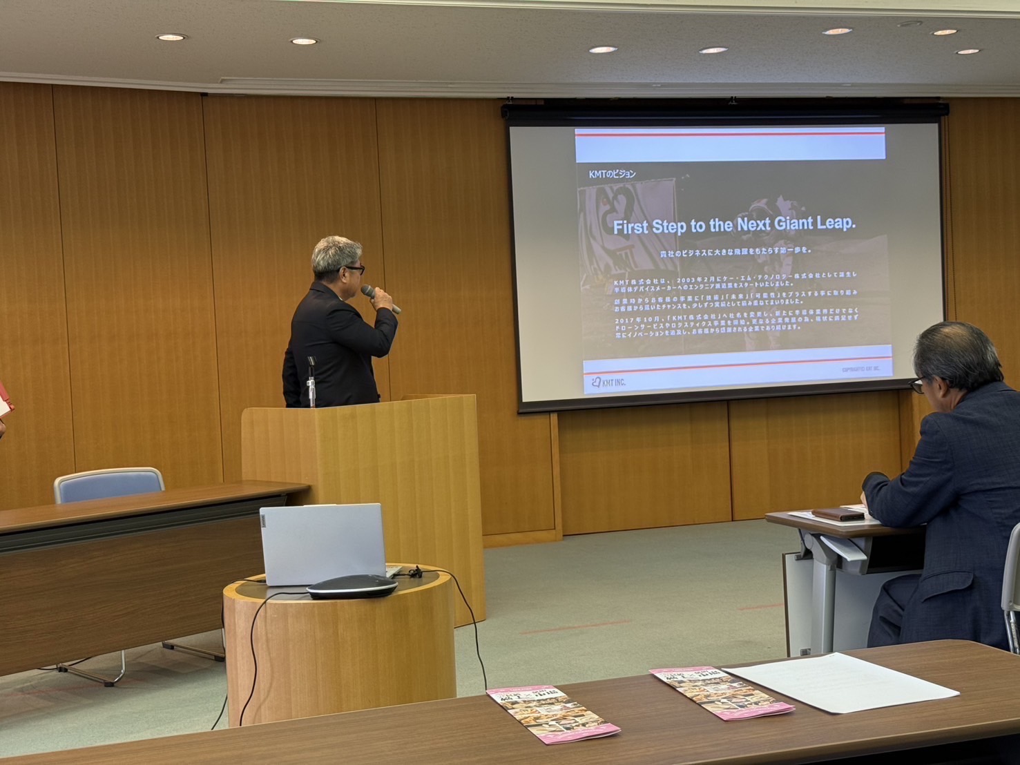 KMT株式会社について説明する社長の写真